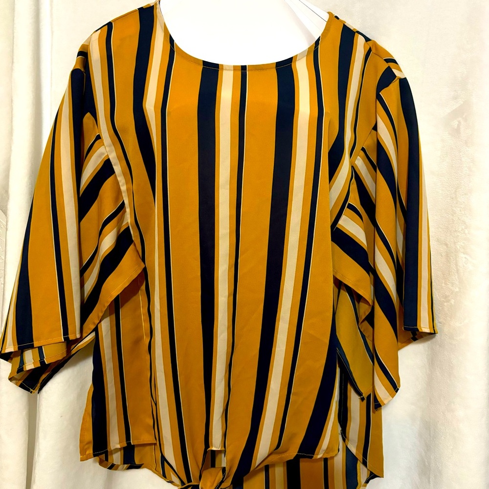 Nice bat wing women’s blouse with tie up on the bottom front. Size large
